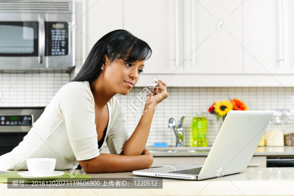 廚房里用電腦的女人