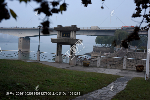 鎖心橋,吊橋