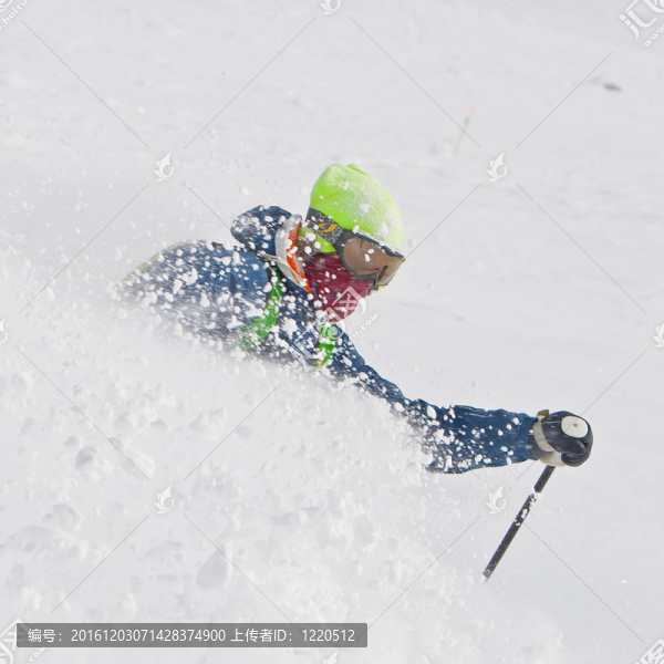 在粉雪自私