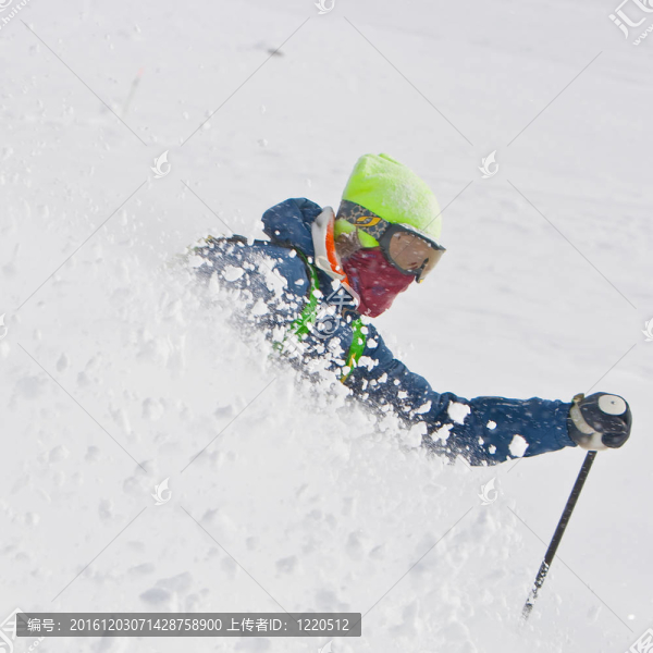 在粉雪自私