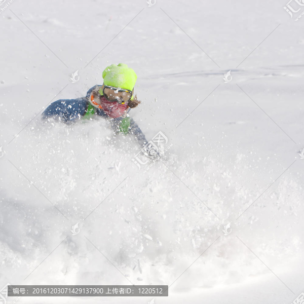 在粉雪自私