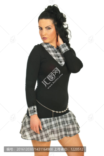 漂亮的女人穿著格子裙
