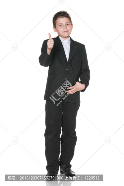 快樂(lè)的孩子在衣服上拿著拇指向上