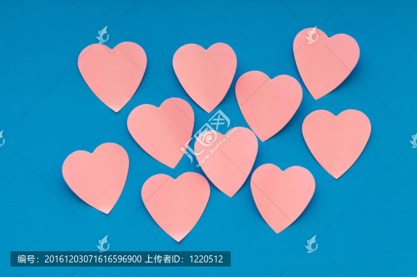 心形粘在背景上的音符