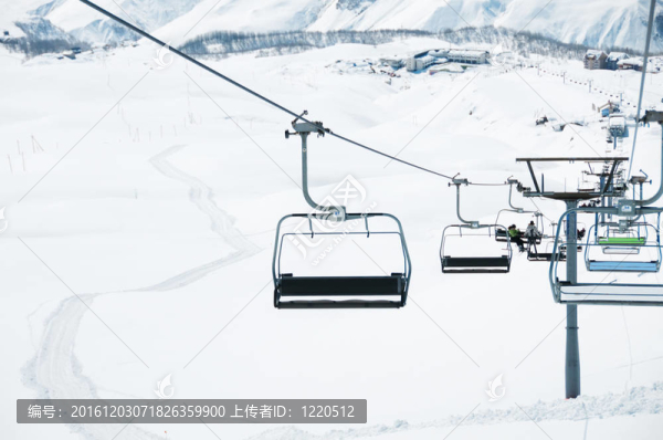 在明亮的冬天的滑雪纜車