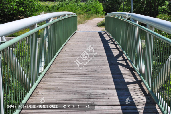 公園的白色木橋