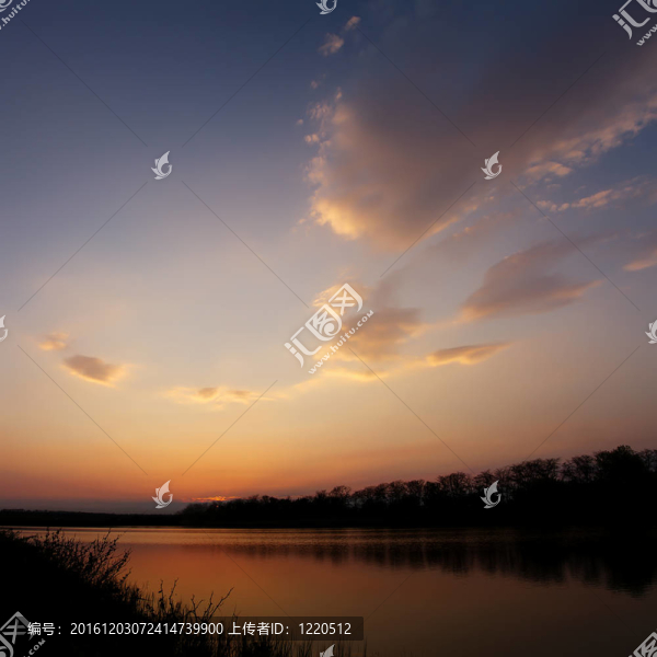 寧靜的日落場景在湖