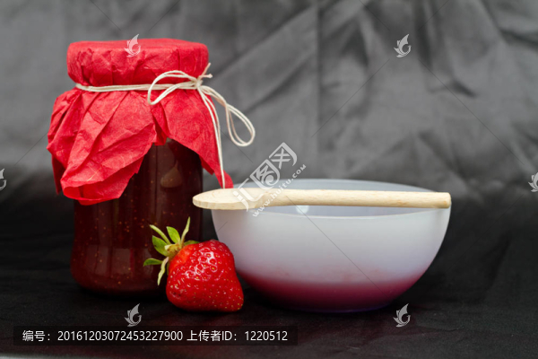 玻璃鍋與草莓果醬黑色背景