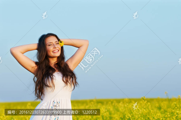 微笑的女孩在夏天的戶外