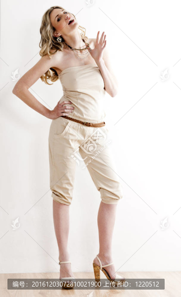 站著的女人穿著夏天的衣服和鞋子