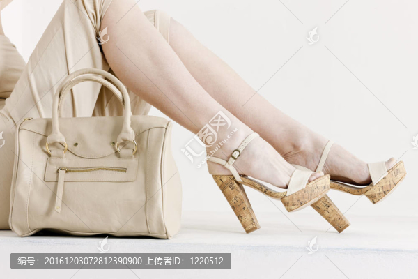 坐著的女人穿著夏天的衣服和鞋子