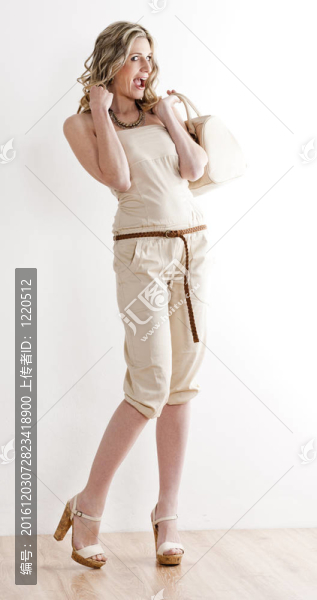 站著的女人穿著夏天的衣服和鞋子
