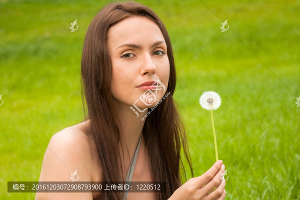 女孩與蒲公英