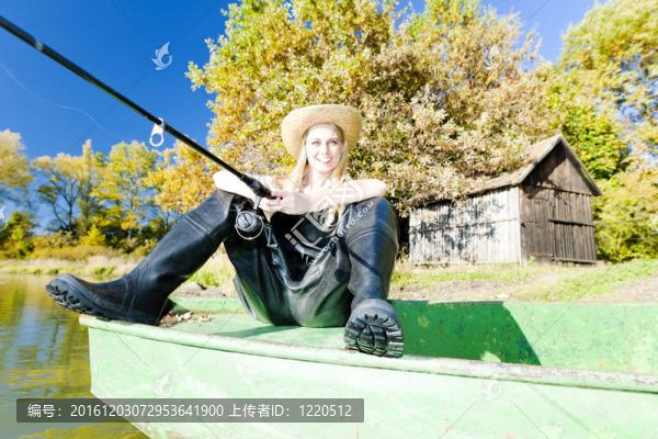 坐在船上的釣魚女人