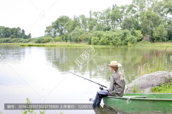 坐在船上的釣魚女人