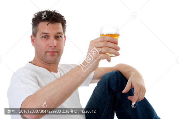歡呼；人是喝啤酒