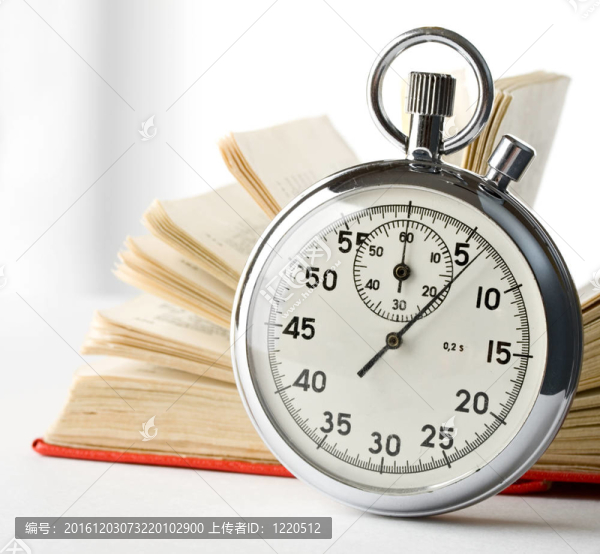 白色背景上的秒表和書