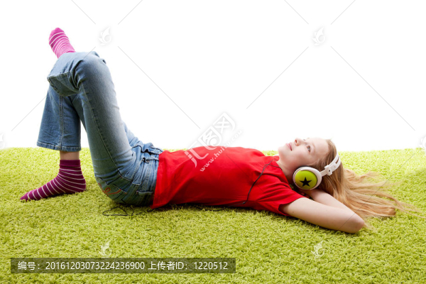 女孩正在聽帶耳機的音樂