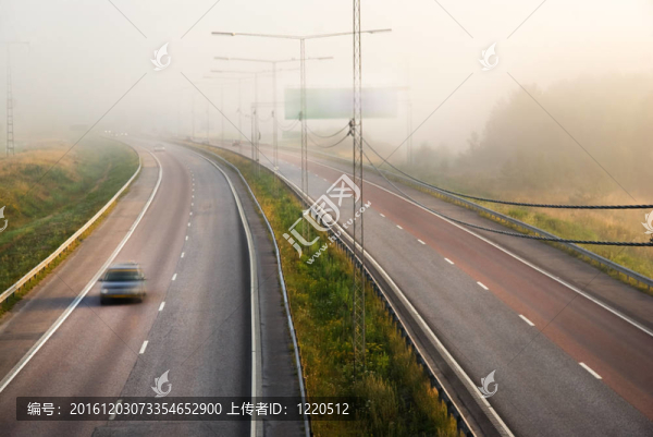 霧蒙蒙的公路