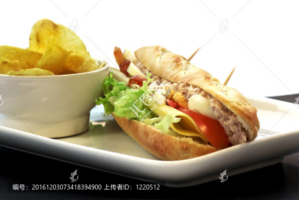 面包三明治金槍魚；奶酪；雞蛋和番茄