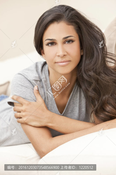 美麗女孩體貼Young,Hispanic,Woman