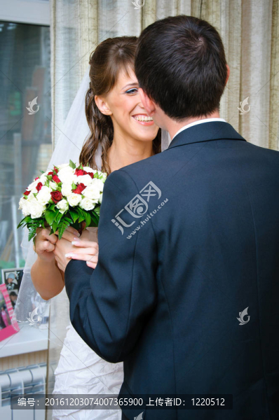 新郎給新娘一束結婚花束，看著她