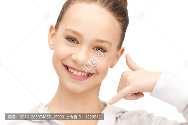 十幾歲的女孩做了一個叫我的手勢