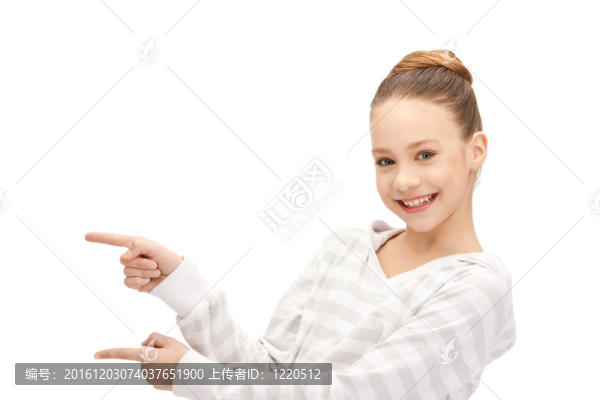 十幾歲的女孩指著她的手指