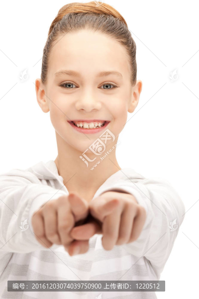 十幾歲的女孩指著她的手指