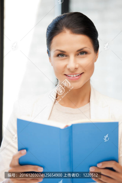幸福和微笑的女人帶著書