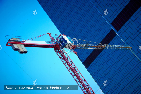 玻璃摩天大樓背景下的塔式起重機(jī)