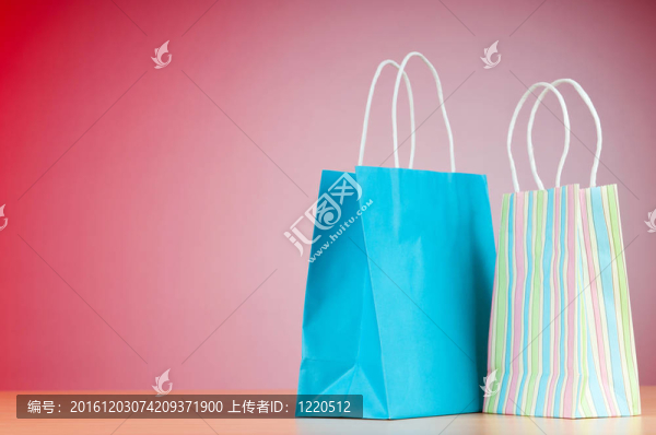 針對(duì)梯度背景的彩色紙購物袋