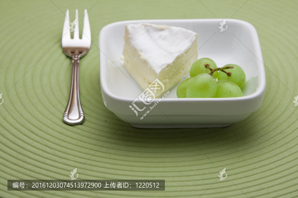有奶酪和葡萄的甜點(diǎn)