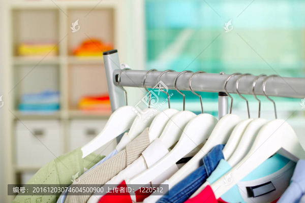 衣服掛在衣架上