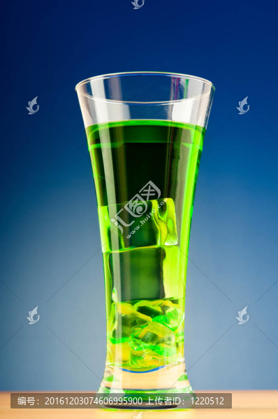 帶冰的杯子里的彩色雞尾酒