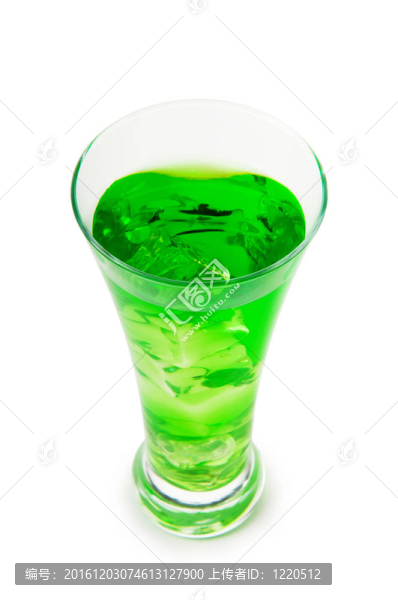 帶冰的杯子里的彩色雞尾酒