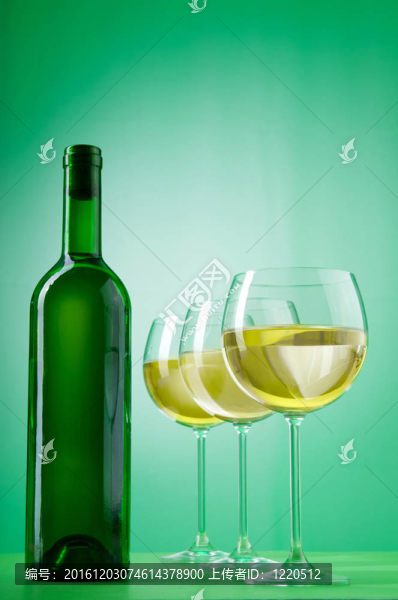 具有梯度背景的葡萄酒概念