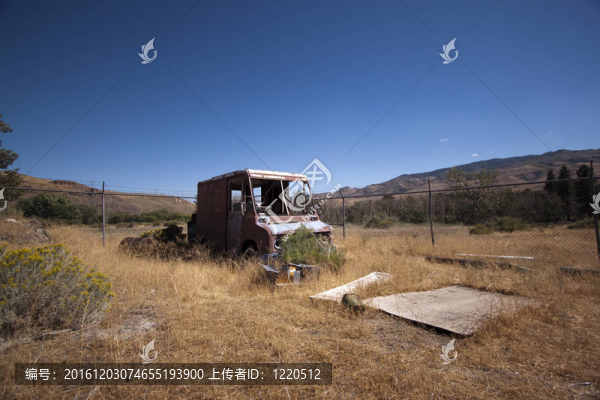一輛廢棄的老式送貨卡車(chē)