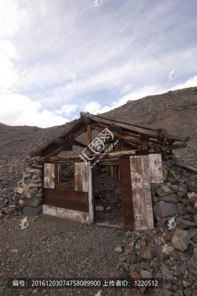 沙漠中的一個(gè)舊的廢棄的小屋。風(fēng)景小屋旅行小屋孤獨(dú)