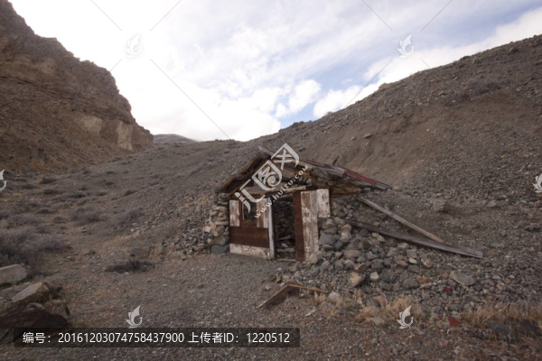 沙漠中的一個(gè)舊的廢棄的小屋。風(fēng)景小屋旅行小屋孤獨(dú)