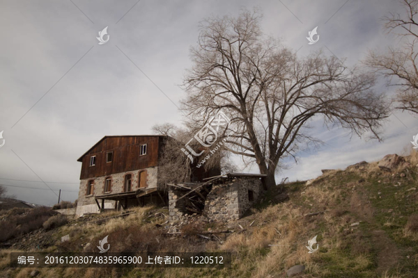 廢棄的小屋小屋之家的木結構的垃圾風化