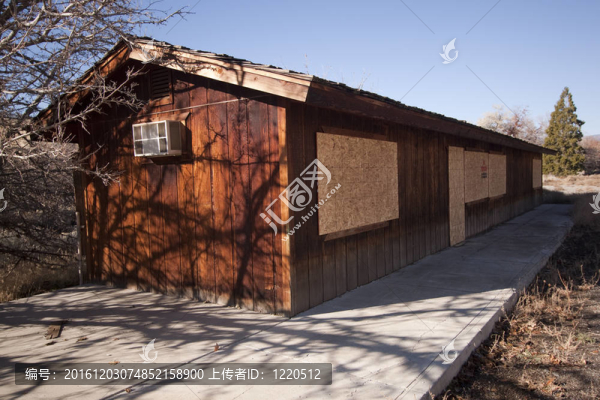 廢棄的小屋小屋之家的木結(jié)構(gòu)的垃圾風(fēng)化