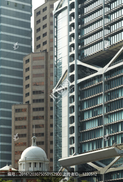現(xiàn)代摩天大樓之間的舊建筑