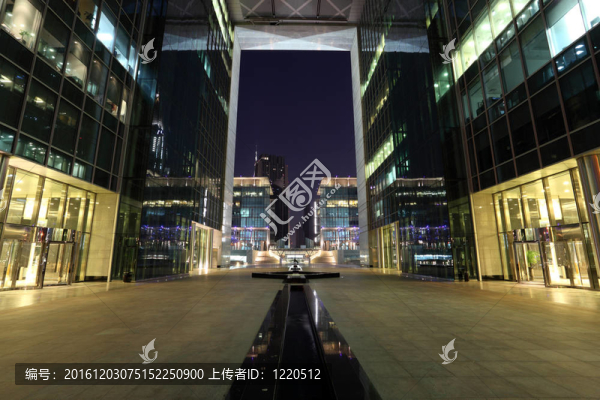 迪拜國際金融中心（DIFC）晚上；阿拉伯聯(lián)合酋長國
