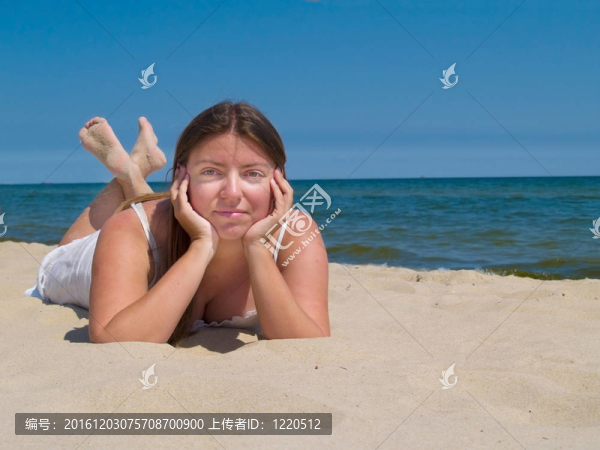 海邊放松的女人