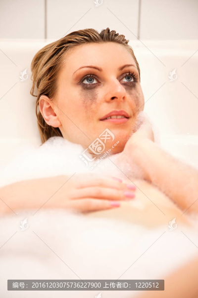 女人在浴缸里放松