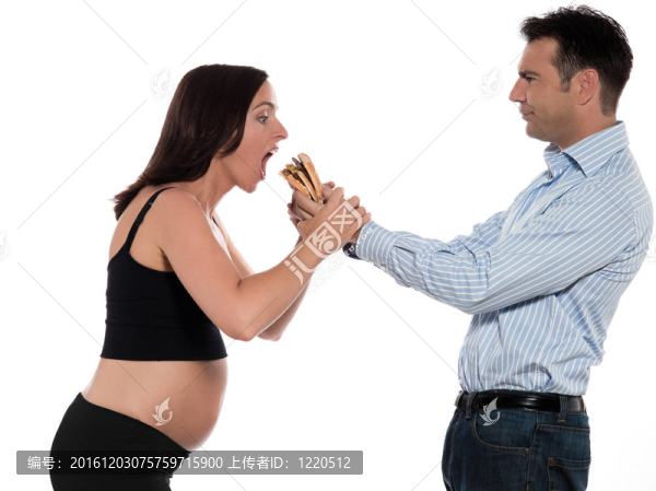 夫婦期待的嬰兒吃漢堡包