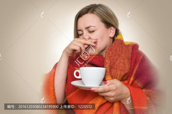 從杯子中喝熱飲料。