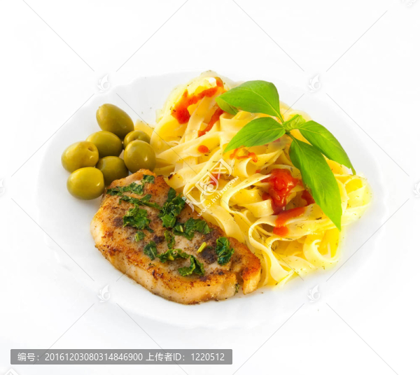 用一塊肉意大利面；橄欖和教堂