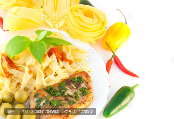用一塊肉意大利面；橄欖和教堂